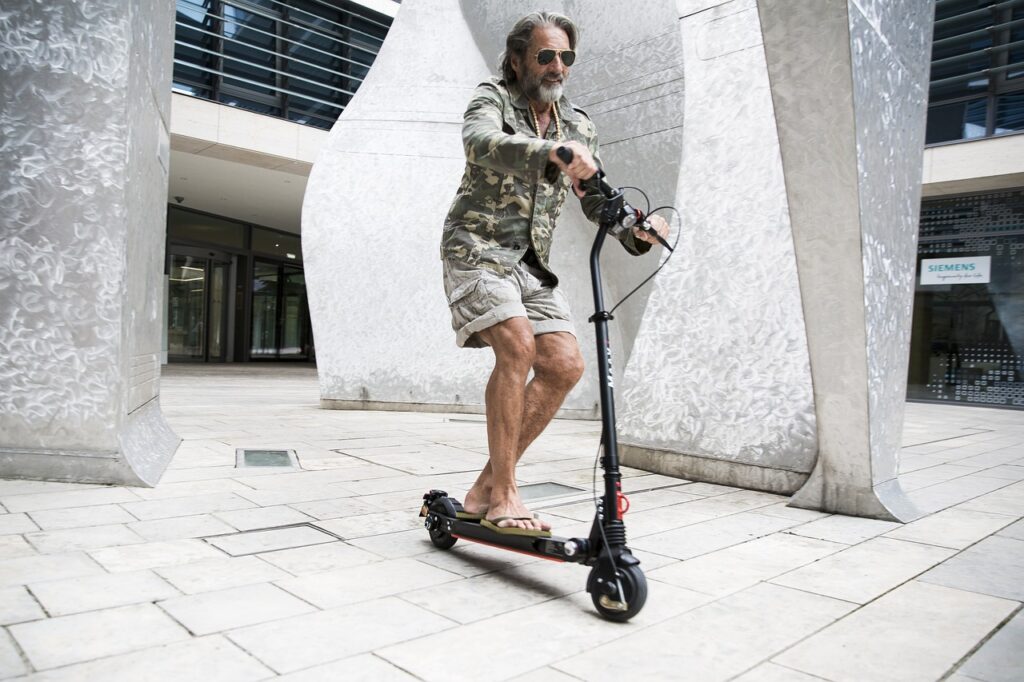 Técnico reparando un patinete eléctrico en taller especializado