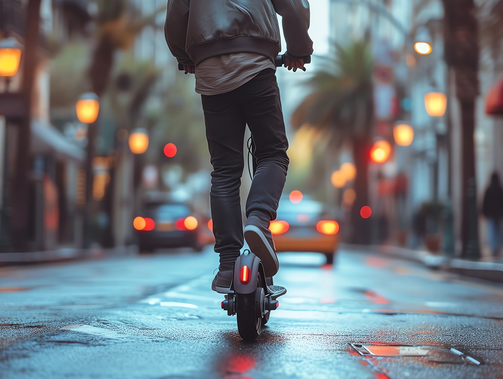 Cliente comprando un patinete eléctrico online en Electrorbit